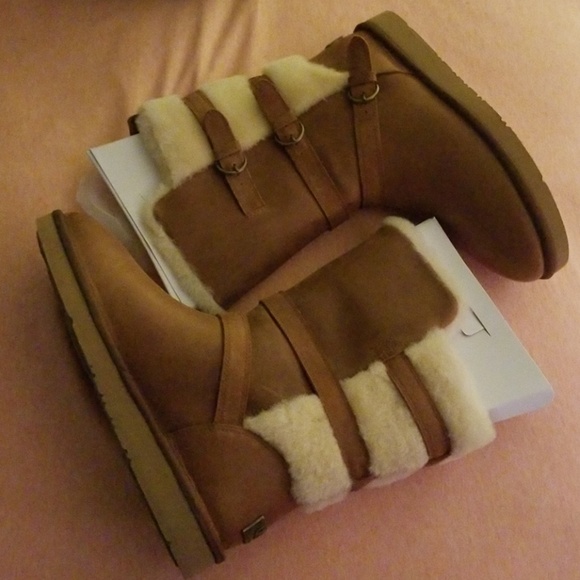 UGG BOOTS - Picture 1 of 6